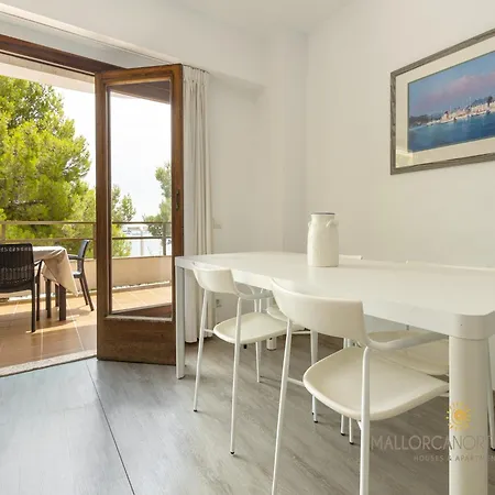 Apartment Private With Inviting Space